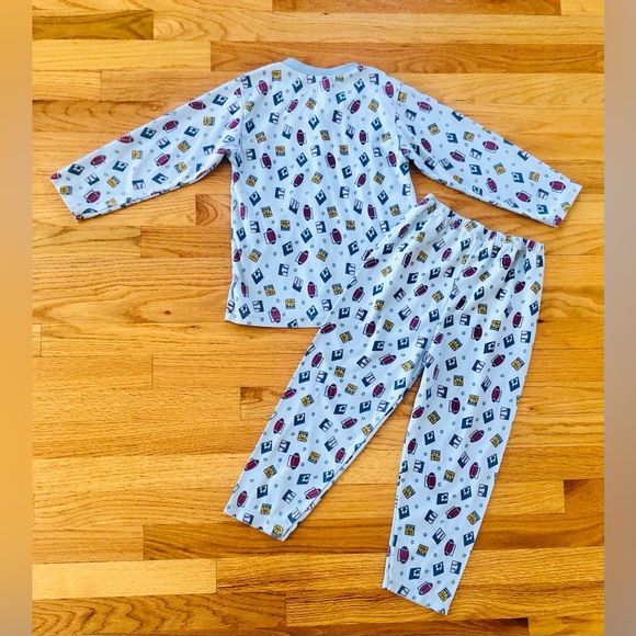 A set of 5 pairs kids pajamas - animal, vehicle & sport prints size 4 - Picture 10 of 12